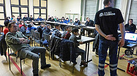 Praktische Vorführungen und Anleitungen der Feuerwehr zur Böller-Sicherheit. Bild: Kinder- und Jugendzentrum Lessinghöhe 