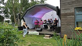 Im Gutsgarten im QM-Gebiet Alte Hellersdorfer Straße präsentierte der Kiezchor sein Programm. (Bild: Anka Stahl)