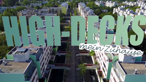 „High-Decks – mein Zuhause“ – ein Kurzfilm über die Nachbarschaft und die sozialen Angebote in der High-Deck-Siedlung. Bild: OFFscreen MODERNmedia