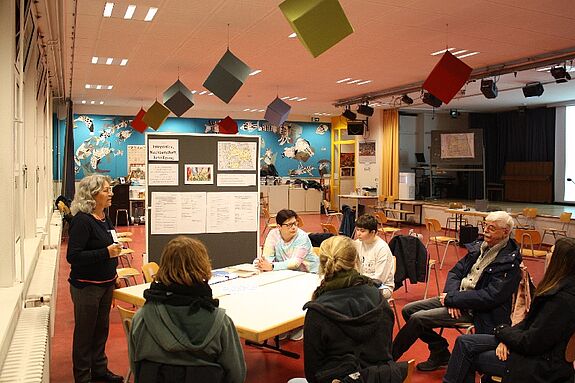Zum Thema Integration, Nachbarschaft und Beteiligung versammelte Kadriye Karci eine Gruppe interessierter Menschen an einem Tisch in der Aula um sich. (Bild: Gerald Backhaus)