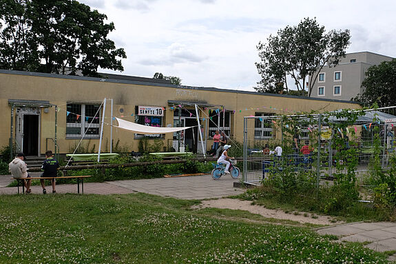 Ein junger Skater zeigte beeindruckende Tricks auf der Halfpipe der Senfte 10 vor dem bevorstehenden Umbau. (Bild: QM Hellersdorfer Promenade)