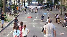 Alles rollt: mit Fahrrädern, Rollern und Skateboards toben sich die Kinder aus. (Bild: Andrei Schnell, QM-Team)
