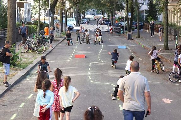 Alles rollt: mit Fahrrädern, Rollern und Skateboards toben sich die Kinder aus. (Bild: Andrei Schnell, QM-Team)
