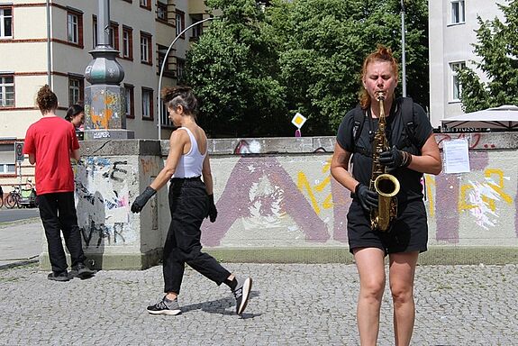 Eine Saxophonspielerin schuf den musikalischen Rahmen der Performance. (Bild: QM Harzer Straße)