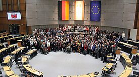Die Teilnehmerinnen und Teilnehmer im Abgeordnetenhaus Foto: Dominique Hensel