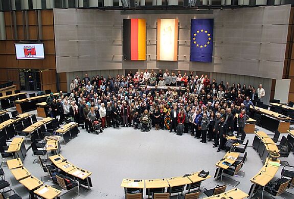 Die Teilnehmerinnen und Teilnehmer im Abgeordnetenhaus Foto: Dominique Hensel