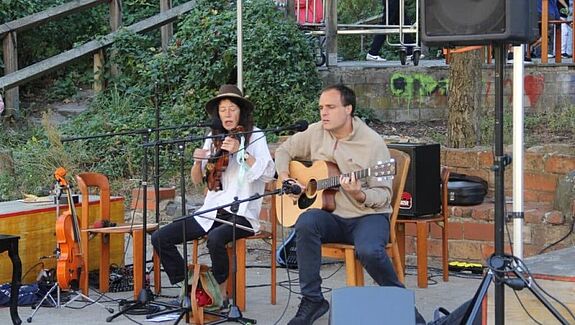Das Bühnenprogramm beim Nachbarschaftsfest begeisterte das Publikum. (Bild: Andrei Schnell)