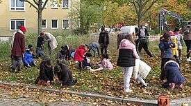 Engagierte Helferinnen und Helfer beim Einpflanzen der rund 3.000 Blumenzwiebeln. (Foto: QM Brunnenviertel)