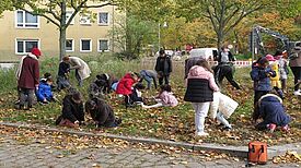 Engagierte Helferinnen und Helfer beim Einpflanzen der rund 3.000 Blumenzwiebeln. (Foto: QM Brunnenviertel)