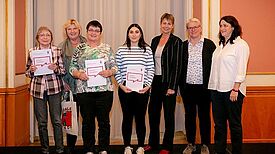 Drei der vier Preisträgerinnen sowie Elke Breitenbach, Senatorin für Integration, Arbeit und Soziales. Foto: Sabine Schlaak 