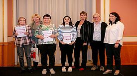 Drei der vier Preisträgerinnen sowie Elke Breitenbach, Senatorin für Integration, Arbeit und Soziales. Foto: Sabine Schlaak 