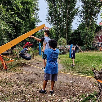 Auf der Slackline probierten sich die Kinder im Balancieren aus. (Bild: Birgit Leiß)