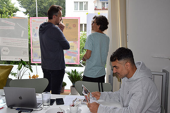 Die Quartiersratsmitglieder verteilten Punkte für die Projekte, die gefördert werden sollten. (Bild: QM Germaniagarten)