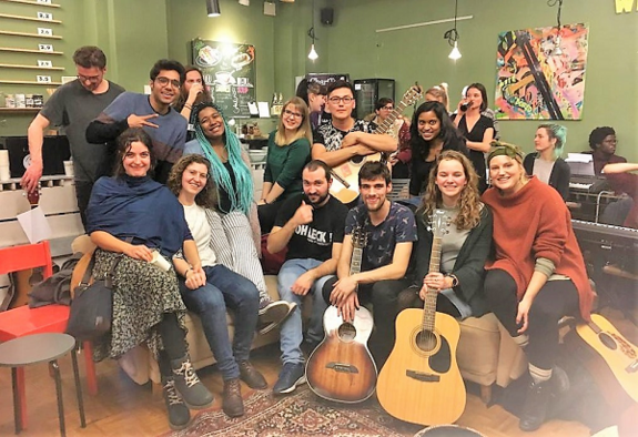 Das Projekt SoliNaR bietet vielfältige Angebote für die Nachbarschaft an. Beim „Social Singing“ werden jeden Dienstag Lieder aus aller Welt gesungen. Bild: SoliNaR