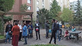 Gartenaktive beim Spaziergang zu Gartenprojekten im Schöneberger Norden.  Foto: Bettina Walther / QM Schöneberger Norden