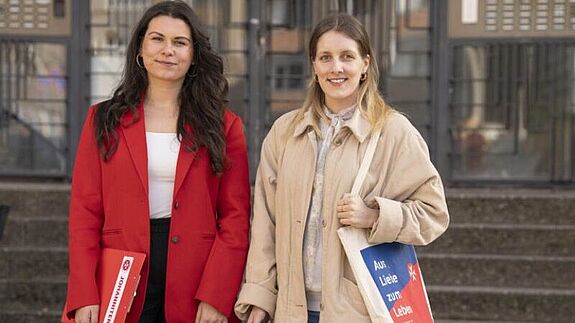 Agnes Stegemöller steht links, Felisa Barba Meuer rechts vor einem Wohnhaus im Falkenhagener Feld.