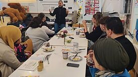 Die Nachbarschaft versammelt sich zum Frühstück im Donaukiez, um den Kiezgarten zu würdigen. (Bild: Birgit Leiß)