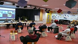 Die erste Sitzung des neuen Quartiersrats fand als Hybrid-Veranstaltung statt. Einige Teilnehmenden waren vor Ort, einige digital zugeschaltet. (Bild: QM Nahariyastraße)