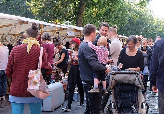 Viele Gäste bei schönem Wetter: Der Kiezflohmarkt 2016. Foto: QM Flughafenstraße