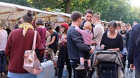 Viele Gäste bei schönem Wetter: Der Kiezflohmarkt 2016. Foto: QM Flughafenstraße