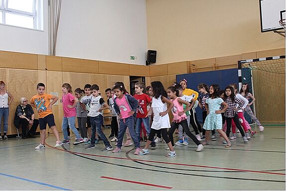 Zur Eröffnung hatten Kinder einen Tanz einstudiert. Bild: QM Ganghofer Straße