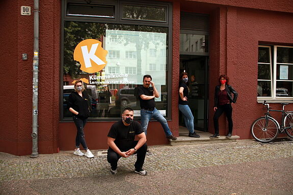 Das Gangway-Team vor der Kümmelküche gemeinsam mit Birgit Bogner (rechts). Bild: Johannes Hayner