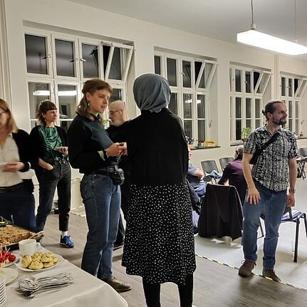 Am Buffet kamen die Teilnehmenden miteinander ins Gespräch. (Bild: Birgit Leiß)