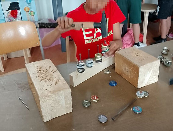 Mit dem Aktionsfonds wurde das Rocar-Projekt finanziert, bei dem Kinder mit gesammelten Kronkorken Rasseln bauten. (Bild: QM Heerstraße Nord)