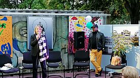 Heike Gerth-Wefers präsentierte das QM Alte Hellersdorfer Straße, mit auf der Bühne: Gastgeber Mekonnen Shiferaw (Bild: Anka Stahl)