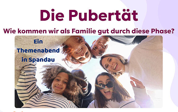 Auf einem Flyer stecken Jugendliche und Erwachsene ihre Köpfe zusammen und blicken lächelnd nach unten in die Kamera. Der Flyer nennt den Titel des Themenabends „Die Pubertät – Wie kommen wir als Familie gut durch diese Phase“. 