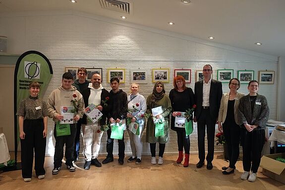 Die Ehrenamtlichen wurden nicht nur gefeiert, sondern auch mit Geschenken und roten Rosen gewürdigt. (Bild: H. Heiland)