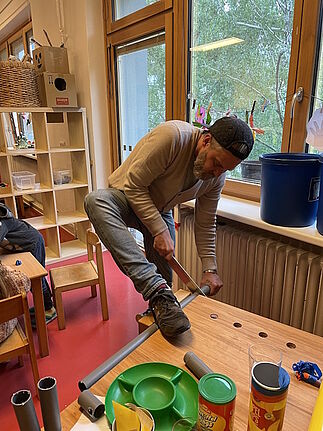 Hajo Toppius führte gemeinsam mit seinen Kolleginnen und Kollegen der Gruppe „Selbstgebaute Musik“ durch die Workshops. (Bildquelle: Julia Six) 
