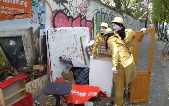 Reichlich Sperrmüll im Badstraßenkiez. Standbild aus dem Video von Volker Kuntzsch, Jonathan Andrae (georg + georg)