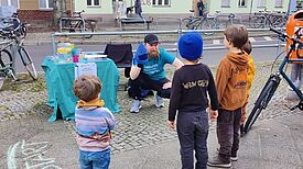 Die Kinder waren motiviert den Wasserschatz von Tropfi zu finden. (Bild: Birgit Leiß)
