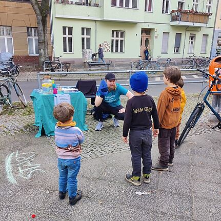 Die Kinder waren motiviert den Wasserschatz von Tropfi zu finden. (Bild: Birgit Leiß)