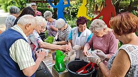 Vor dem „mittendrin“ konnten die Kiezbewohnerinnen- und bewohner Samen und Pflänzchen in Töpfe oder umfunktionierte Tetrapacks einsetzen, um sie für den eigenen Balkon oder Garten mitzunehmen. (Bild: QM High-Deck-Siedlung / Sonnenallee Süd)