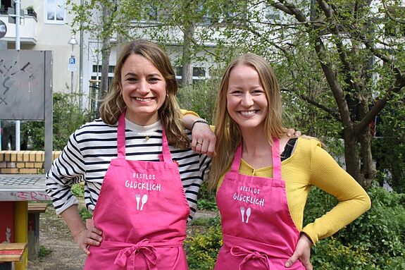 Mit diesen Schürzen sind Jennik Schmitz und Leonie Wagner (von links nach rechts) kaum zu übersehen. (Bild: Gerald Backhaus)