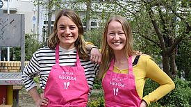 Mit diesen Schürzen sind Jennik Schmitz und Leonie Wagner (von links nach rechts) kaum zu übersehen. (Bild: Gerald Backhaus)