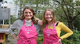 Mit diesen Schürzen sind Jennik Schmitz und Leonie Wagner (von links nach rechts) kaum zu übersehen. (Bild: Gerald Backhaus)