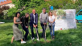 Fünf Personen setzen den symbolischen Spatenstich, der den Beginn der Umbauarbeiten des Rosengartens bedeutet.