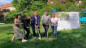 Fünf Personen setzen den symbolischen Spatenstich, der den Beginn der Umbauarbeiten des Rosengartens bedeutet.
