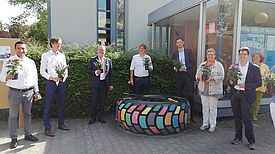 Gäste der Eröffnungsfeier für das QM Gropiusstadt Nord: Brayan Quispe Cánderas, Thorsten Vorberg, Falko Liecke, Jochen Biedermann, Martin Hikel, Karin Korte, Dr. Sandra Obermeyer. (Bild: QM Gropiusstadt Nord)