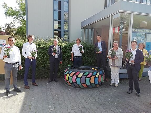 Gäste der Eröffnungsfeier für das QM Gropiusstadt Nord: Brayan Quispe Cánderas, Thorsten Vorberg, Falko Liecke, Jochen Biedermann, Martin Hikel, Karin Korte, Dr. Sandra Obermeyer. (Bild: QM Gropiusstadt Nord)