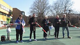 Nach Vertragsunterzeichnung zerschnitten Susanne Bürger, Christoph Keller, Stefanie Remlinger, Katja Niggemeier und Per Traasdahl feierlich das Eröffnungsband (von links nach rechts). (Bild: Julia Schonlau)