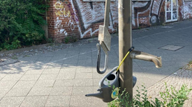 Die Wasserpumpen sind im Kiez verteilt. Die Gießkannen sollen zum Bäume gießen verwendet werden. (Bild: QM Soldiner Straße)