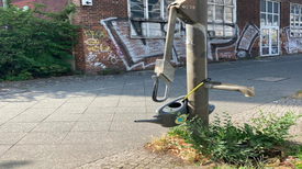 Die Wasserpumpen sind im Kiez verteilt. Die Gießkannen sollen zum Bäume gießen verwendet werden. (Bild: QM Soldiner Straße)