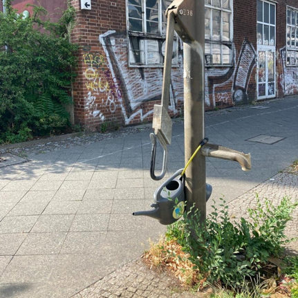 Die Wasserpumpen sind im Kiez verteilt. Die Gießkannen sollen zum Bäume gießen verwendet werden. (Bild: QM Soldiner Straße)