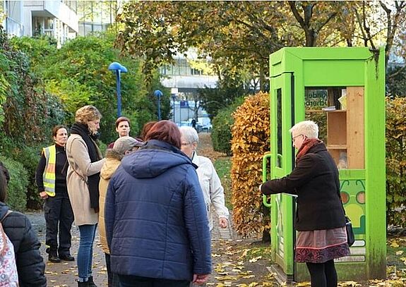 Das QM-Team bei einem Stadtteilspaziergang mit Bewohnerinnen und Bewohnern aus dem Quartier. Bei mehreren Kieztouren konnten sie jetzt ihre Wünsche, Anregungen und Ideen für das IHEK einbringen. (Bild: QM High-Deck-Siedlung/Sonnenallee Süd W+P GmbH)