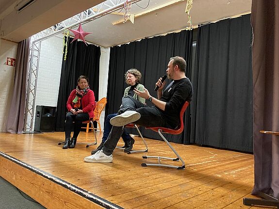 Staatssekretärin Ülker Radziwill (links) und Stadträtin Corinna Stephan im Interview mit Felix Bergemann, Leiter des QM Titiseestraße. (Bild: Maryann Gerach)