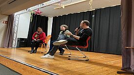 Staatssekretärin Ülker Radziwill (links) und Stadträtin Corinna Stephan im Interview mit Felix Bergemann, Leiter des QM Titiseestraße. (Bild: Maryann Gerach)